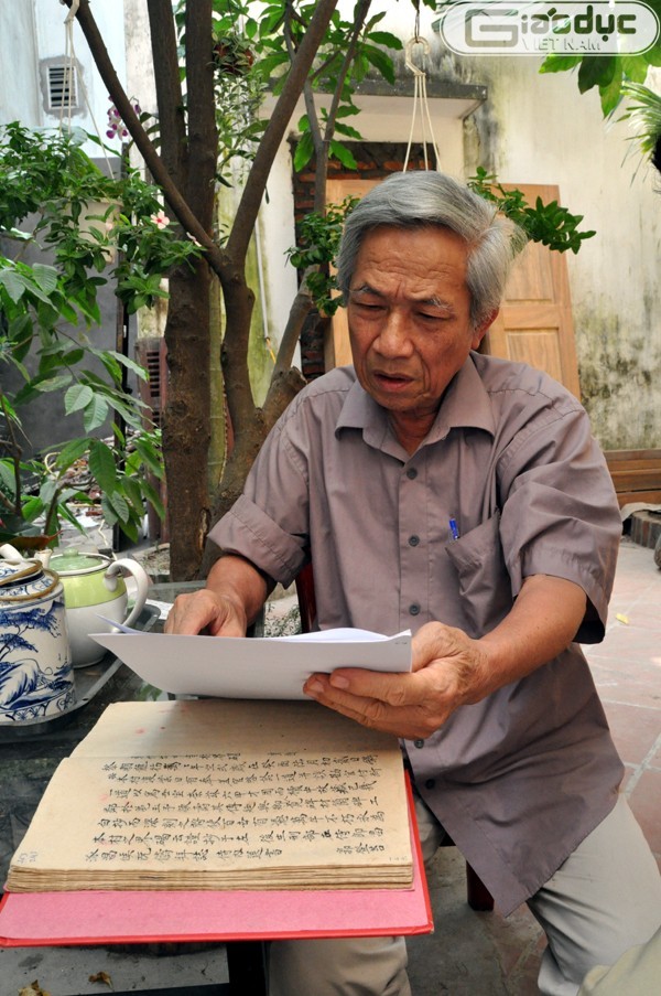 Cụ Nguyễn Trà – “truyền nhân” của một trong những dòng họ lâu đời nhất định cư trong khu vực làng Trung Tự xưa đang lục lại gia phả dòng họ có liên quan đến "cuốn sổ đỏ" bằng đá.